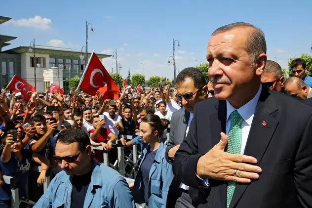 Un fotbalist celebru face plecăciuni în fața lui Erdogan: ”Comandantul meu șef sunteți dumneavoastră”. Totuși, cineva l-a sfidat pe dictator!