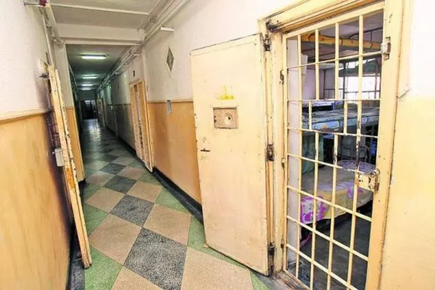 Deținutul care și-a incendiat celula la Penitenciarul Rahova a murit