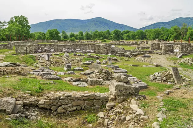 EXCLUSIV LIBERTATEA | Cetatea Ulpia Traiana va fi reconstruită! Iată cum vor arăta Amfiteatrul și Forul din incinta sitului aflat în județul Hunedoara!