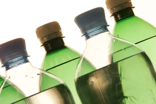 Sticlele de plastic, pericol pentru sănătate, chiar dacă le speli