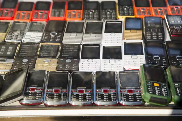 Sute de telefoane descoperite la deținuții de la Penitenciarul Iași