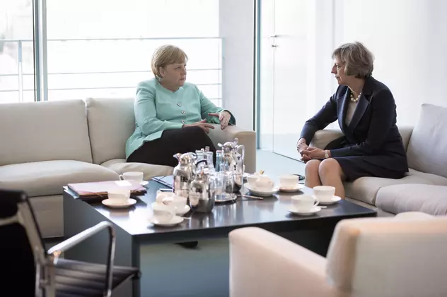 Ce cadou i-a făcut Theresa May lui Merkel! Cancelarul german a împlinit duminică 62 de ani
