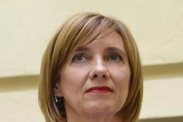 FOTO/ Carmen Iohannis, la finalul anului școlar. Cum s-a fotografiat cu elevii săi