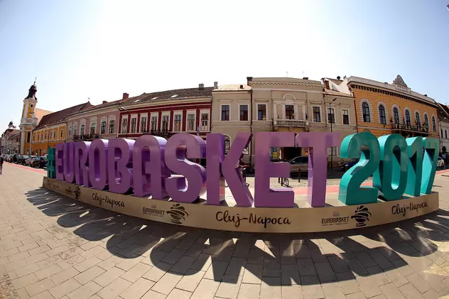 Începe numărătoarea inversă până la EuroBasket 2017: un simbol gigant a fost instalat în Cluj-Napoca și în alte trei orașe europene