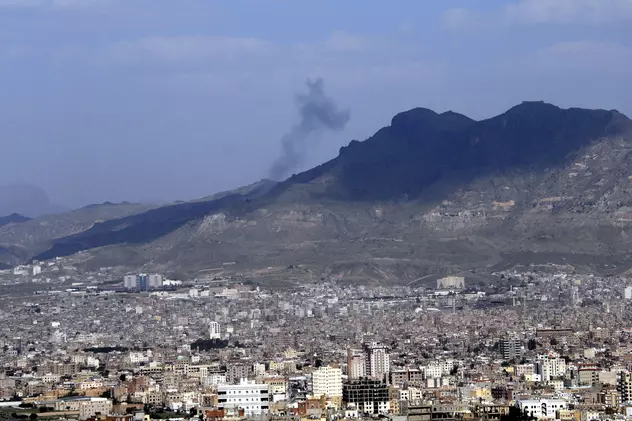Cel puţin 45 de morţi în urma unui atac sinucigaş din Yemen, revendicat de Statul Islamic
