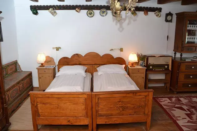 Cât te costă o noapte în patul Prințului Charles, de la Viscri (GALERIE FOTO)