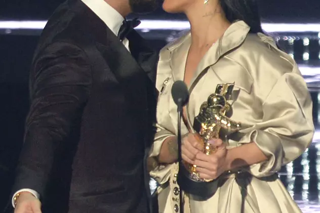 Rihanna, moment emoționant pe scena MTV Music Video Awards. Drake i-a făcut o declarație de dragoste