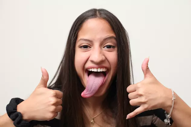 O tânără de 20 de ani susține că are cea mai lungă limbă din lume | FOTO