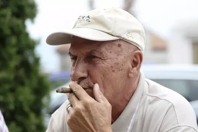 Reportaj la Satu Mare, acasă la Iosif Vigu. La 70 de ani, arată de 55: ”Fumez ca nebunul!”. Ar da buzna peste domnu′ Dan! VIDEO