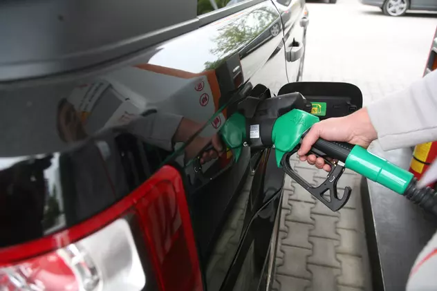 Cu cât s-au scumpit benzina și motorina în 2017 și cine sunt vinovații: prețul benzinei este mai mare cu 8.66% față de ianuarie 2017, iar al motorinei cu 11,2%. Față de nivelurile din vară, prețurile sunt cu 14-15% mai mari. Premierul Mihai Tudose dă vina pe petroliști și pe uragane, companiile pe acciza suplimentară la carburanți