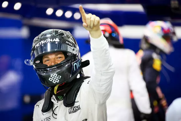 Nico Rosberg le face semn cu degetul fanilor săi