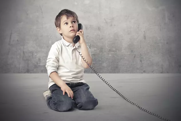 Au înroșit ”Telefonul Copilului”. Sute de minori cer ajutorul psihologilor