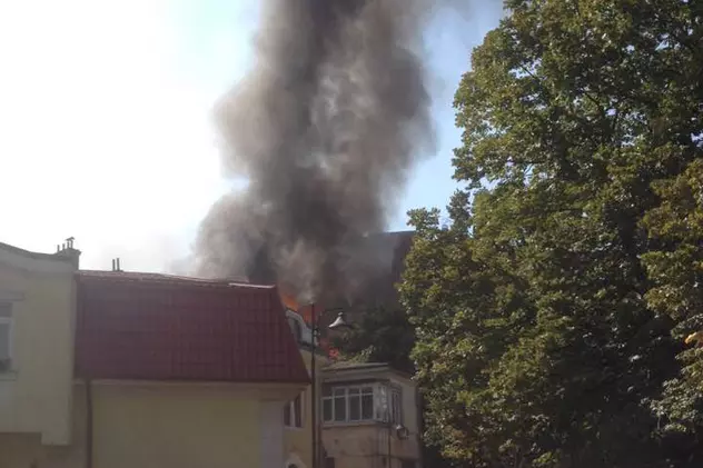 Incendiu puternic în Capitală. O casă din Sectorul 2 a luat foc. O școală a fost evacuată | FOTO & VIDEO