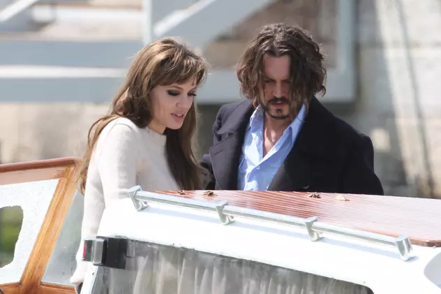 Angelina Jolie este consolată de Johnny Depp în urma divorțului de Brad Pitt