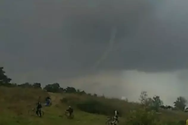 Tornadă la Râşnov: fenomenul meteo neobișnuit a fost filmat de un grup de turişti VIDEO