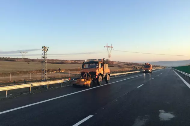 Infrastructura în România este atât de slabă încât eMag livrează mai ușor în Bulgaria decât în anumite zone ale României. Mașini de constructie pe o autostradă