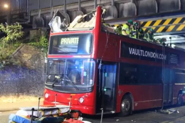 Accident cu zeci de răniți la Londra, după ce un autobuz supraetajat a intrat într-un pod