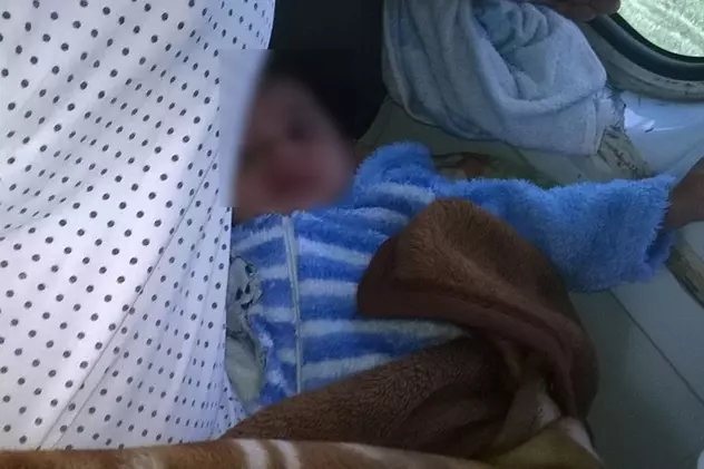 Un copil a fost ascuns sub o pătură