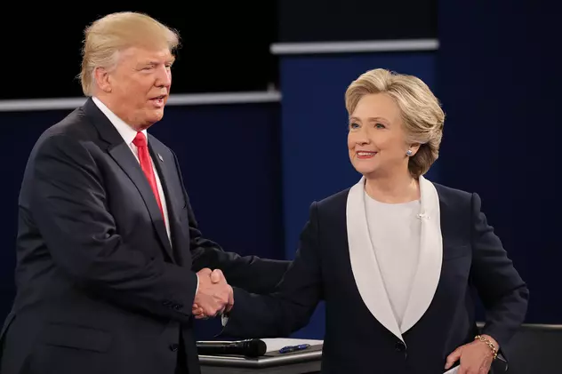 Alegeri SUA 2016 HIllary Clinton și Donald Trump dau mâna la finalul celei de-a doua dezbateri prezidentiale