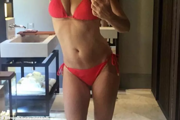 Elizabeth Hurley apare într-o poză pe Instagram într-un costum de baie rosu