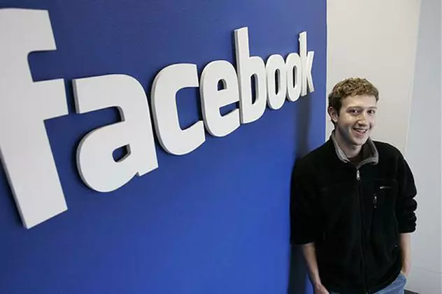 Facebook a realizat anul trecut un profit net de 15,9 miliarde de dolari. Mark Zuckerberg lăsându-se pe un perete albastru cu logo-ul Facebook