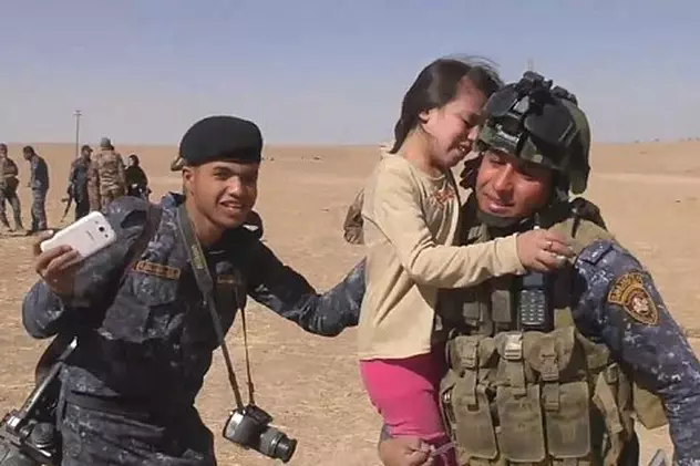 Bătălia pentru Mosul | Fetiță de zece ani, salvată de armata irakiană: “Am crezut că nu o să mai veniți. Aș vrea să vă sărut picioarele” | VIDEO