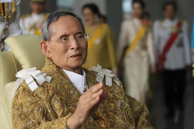 Regele Thailandei, monarhul cu cea mai îndelungată domnie, a murit. Un an de doliu național