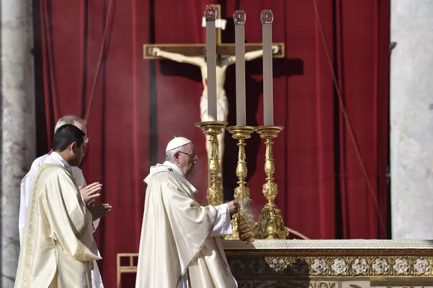 Ce semn și-a pus Papa Francisc pe ușă. Îndemnul suveranului pontif a surprins pe toată lumea