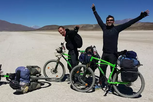 Trei români au traversat deșertul Atacama și vulcanul Ojos Del Salado pe biciclete Pegas / FOTO