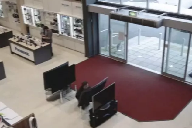 Cel mai ghinionist client. Cum a distrus patru televizoare de 5.000 de lire în doar câteva secunde | VIDEO
