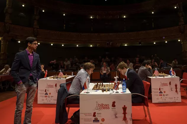 Magnus Carlsen (dreapta) și Serghei Kariakin, în timpul unei partide de șah. (FOTO: EPA)