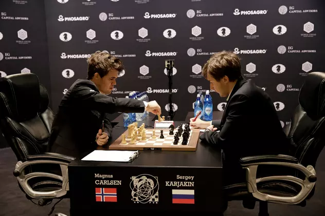 Magnus Carlsen (stânga) și Serghei Kariakin se află la egalitate în meciul pentru titlul mondial. (FOTO: EPA)