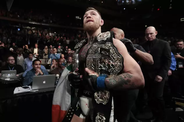 Conor McGregor cu centura de campion UFC la categoria ușoară, după ce l-a învins pe Eddie Alvarez. (FOTO: Agerpres)