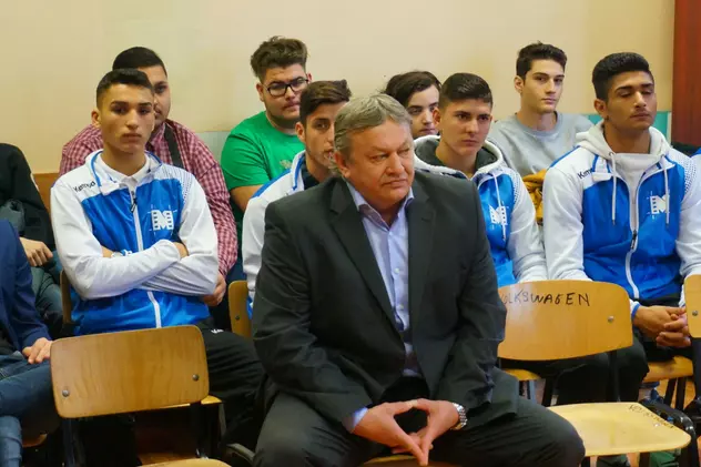 Danut lupu, înconjurat de elevii Colegiului Tehnic Media București