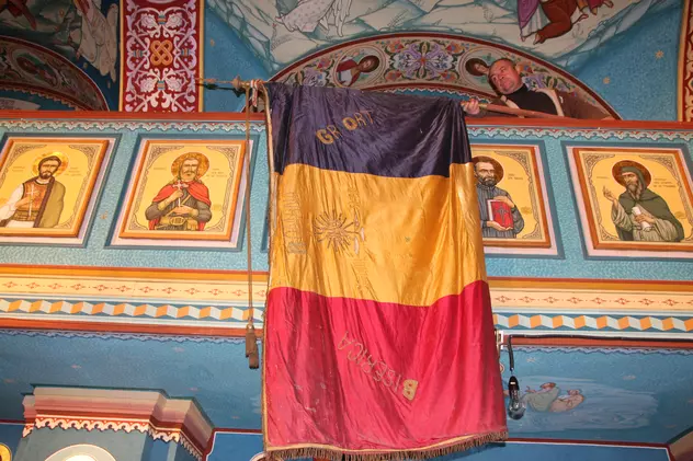 Drapel pentru Marea Unire din 1918, salvat de la distrugere. Tricolorul cusut cu fir de aur a fost ascuns sub dușumeaua altarului unei vechi biserici
