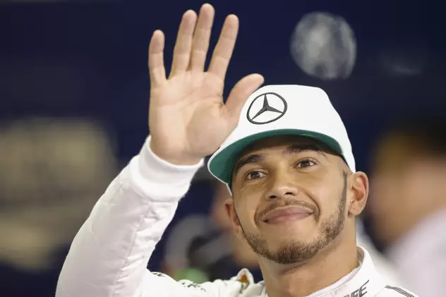 Lewis Hamilton salută publicul la sfârșitul unui curse câștigate în ediția 2016 a Formulei 1. (FOTO: EPA)