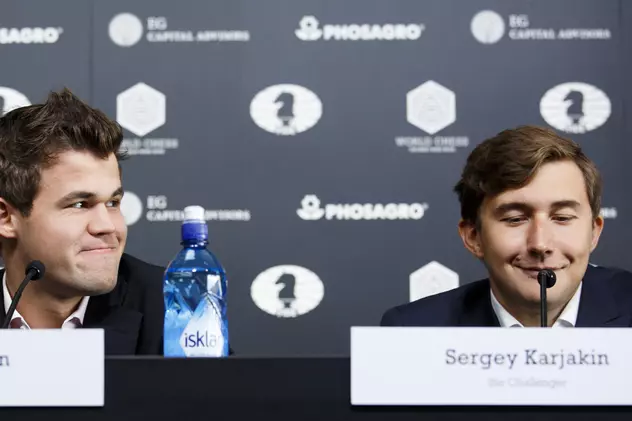 Serghei Carlsen (stânga) și Serghei Kariakin, zâmbitori la conferința de presă care a precedat startul meciului pentru titlul de campion mondial la șah. (FOTO: EPA)