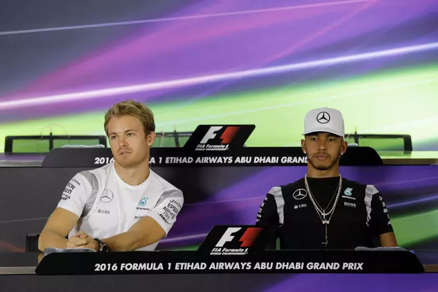 Nico Rosberg (stânga) și Lewis Hamilton au o colaborare dificilă la Mercedes. (FOTO: EPA)