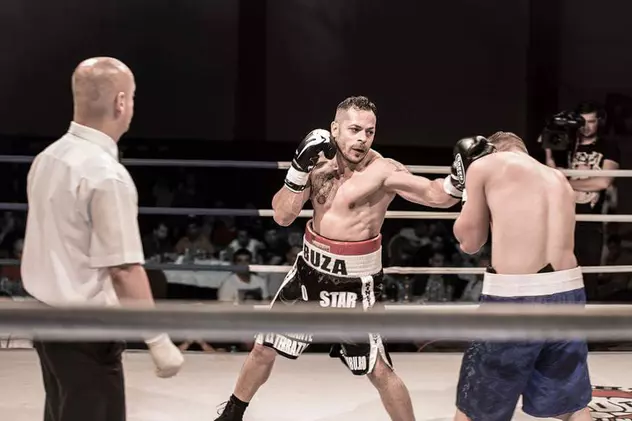 Robert Cristea, boxerul care antrenează “gulerele albe”, își umflă mușchii în Giulești, pe 20 noiembrie / GALERIE FOTO