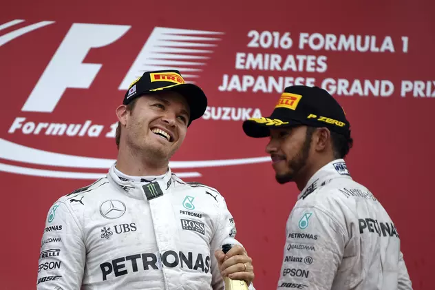 Nico Rosberg (stânga) este favorit în fața lui Lewis Hamilton, în cursa pentru câștigarea titlului piloților în Formula 1. (FOTO: EPA)