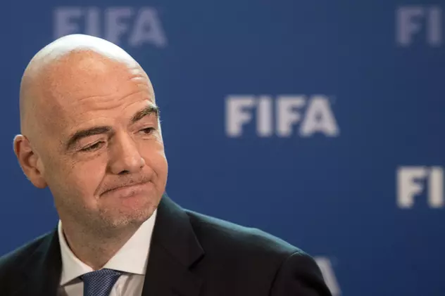 Procesul de selecție al țării organizatoare va cuprinde patru etape. Prima are loc până în luna mai 2017 și va include o perioadă de consultări și de stabilire a strategiei. A doua fază, cea mai meticuloasă, are loc între iunie 2017 și decembrie 2018, după care are loc procesul de evaluare între ianuarie 2019 și februarie 2020. Alegerea gazdei va avea loc cu prilejul Congresului FIFA din mai 2020. Congresul FIFA a aprobat la prima sa reuniune din luna octombrie 2016 că Mondialul 2026 poate fi organizat de mai multe țări, fără a se impune o limită, iar secretariatul general al FIFA poate exclude candidaturile care nu îndeplinesc minimum de cerințe după consultarea Comisiei de Competiții. FIFA va menține principiul rotației și confederațiile care organizează CM 2018 și CM 2022, UEFA și respectiv Asia, nu sunt eligibile pentru găzduirea CM 2026. Europa poate însă deveni eligibilă dacă FIFA constată că niciuna din candidaturile primite nu îndeplinesc strict exigențele tehnice și financiare pentru organizarea CM 2026.