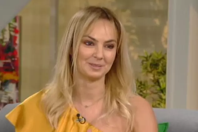 Roxana Ionescu, într-o rochie galbenă, la o emisiune TV