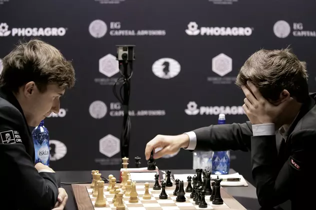 Magnus Carlsen mută, sub privirile lui Serghei Kariakin. (FOTO: EPA)