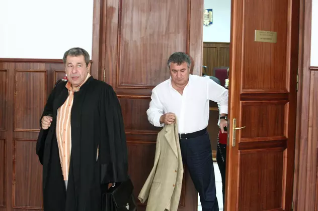 Victor Becali (în spate) n-a scăpat de drumurile pe la tribunal