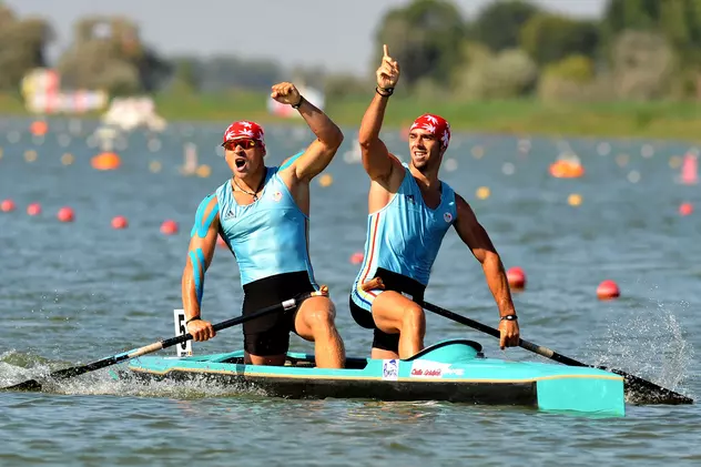 Liviu Dumitrescu (dreapta) și Victor Mihalachi, jubilând la finalul unei curse câștigate. (FOTO: EPA)