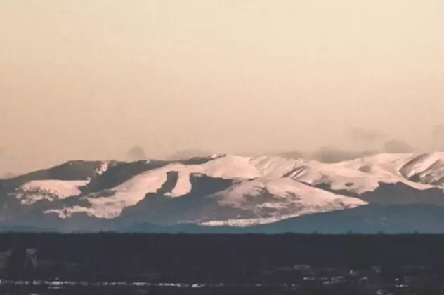 Munții Bucegi au fost fotografiați din București după ninsoarea de ieri