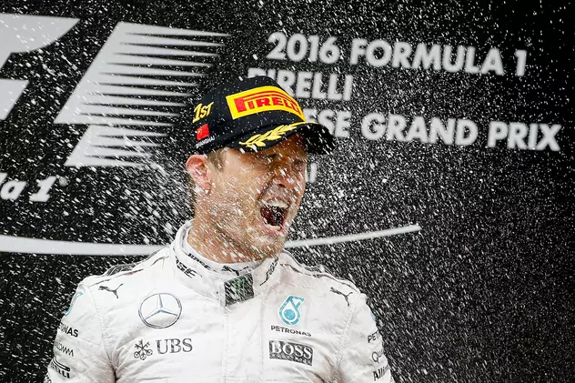 Nico Rosberg a făcut baie de șampanie, la finalul cursei de la Abu Dhabi, moment în care a devenit oficial campion al Formulei 1. (FOTO: EPA)