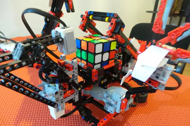 Roboțelul din Lego care știe să rezolve cubul rubic. Invenția spectaculoasă a unui bistrițean creativ