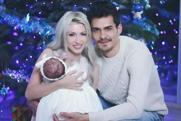 Andreea Bălan și george Burcea, alături de fetița lor, Ella, lângă bradul de Crăciun