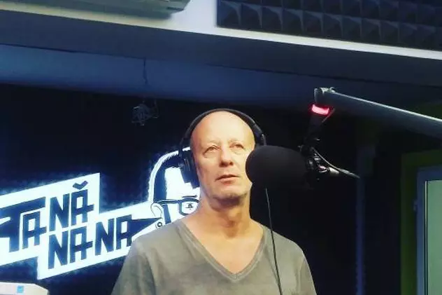 Andrei Gheorghe, cu căștile pe urechi, vorbește la microfon, într-un studio radio